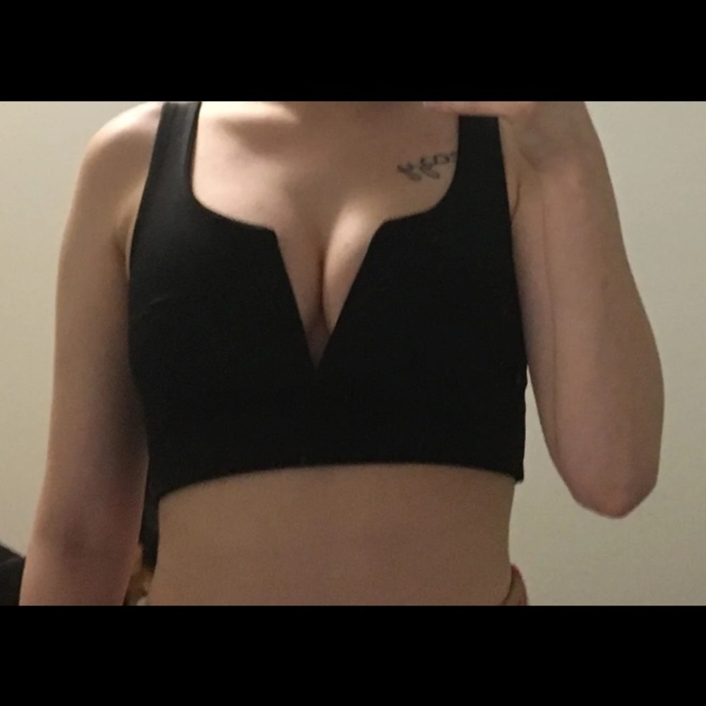V-neck sleeveless crop top
